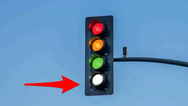 Feux de circulation : rouge, orange, vert et blanc allumés. La flèche rouge indique le feu blanc, une couleur inhabituelle pour les feux de voiture.