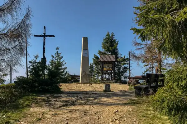 Na szczycie Turbacz, wśród drzew, stoi obelisk i krzyż. To piękne gorce szczyty.