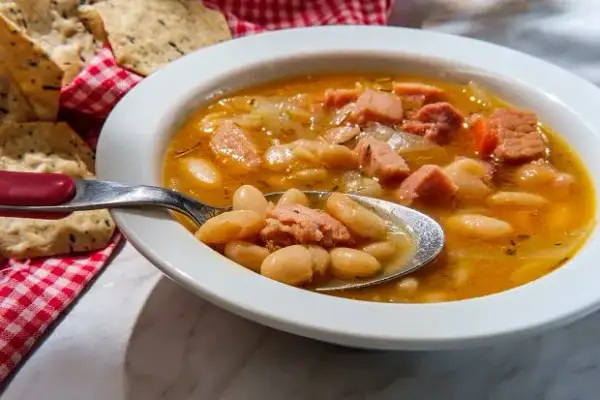 Zupa fasolowa: Przepis krok po kroku zawsze miękka i pyszna!