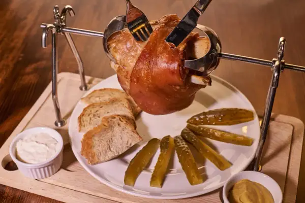 Gdzie zjeść golonkę? Najlepsze restauracje w Krakowie i Lublinie