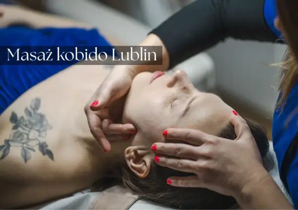 Delikatny masaż twarzy kobido w Lublinie. Dłonie terapeuty wykonują relaksujące ruchy, przynosząc ukojenie i odprężenie.