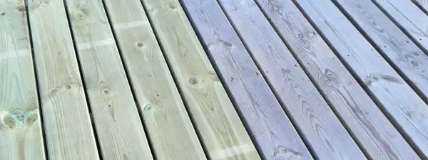 Trallen är delvis målad i en ljusgrå nyans, vilket ger en fin kontrast mot den obehandlade delen. Snart är hela trallen klar att njuta av.