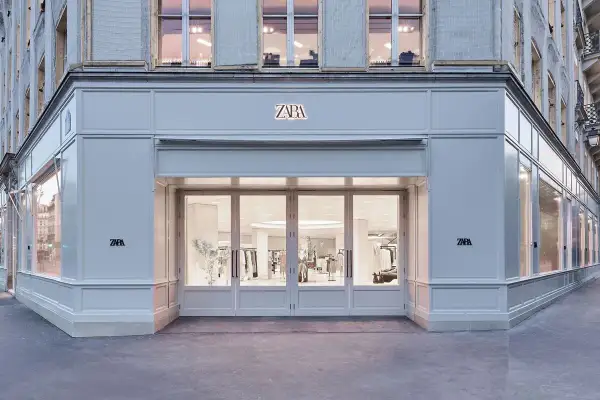 Façade d'un magasin Zara, une des marques d'Inditex, avec ses grandes vitrines et son entrée lumineuse.