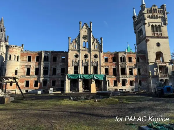 Ruiny pałacu w Kopicach, zniszczone mury i puste okna, czekają na zwiedzanie.