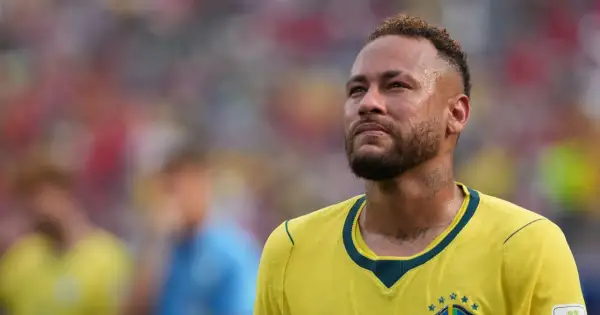Neymar, w wieku 31 lat, w żółtej koszulce reprezentacji Brazylii, zamyślony na boisku.