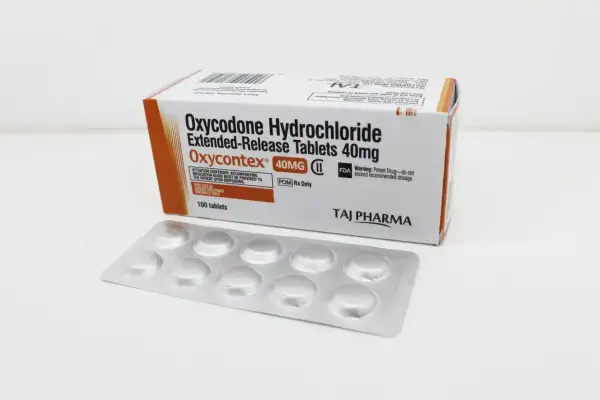 Oxycontin co to? Opakowanie Oxycontex 40mg, tabletek o przedłużonym uwalnianiu. Obok blistry z tabletkami.