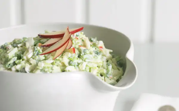 Krämig kålsallad med äpple, perfekt som sallad till julbordet.