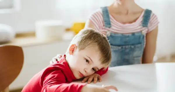 Smutny chłopiec z ADHD, czy to choroba psychiczna? Mama go pociesza.