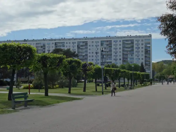 Spacerem po Gdańsku Żabiance, wzdłuż alei drzew i zieleni, podziwiając architekturę bloków mieszkalnych.