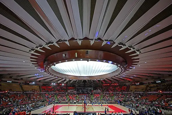 Widok na halę sportową podczas mistrzostw świata w siatkówce. Trybuny wypełnione kibicami, na boisku trwa zacięta gra.