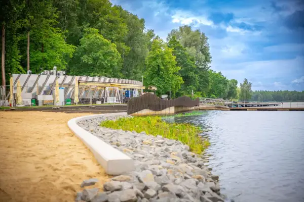Letnie popołudnie nad jeziorem Paprocańskim w Tychach. Widok na plażę, restaurację i pomost.