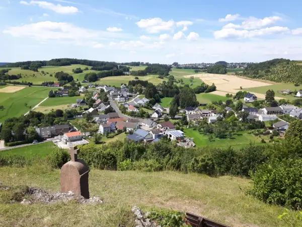 Ein malerisches Dorf mit roten Dächern und grünen Hügeln, das an die Toskana erinnert – die Toskana der Eifel.