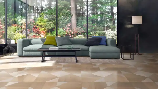 Soggiorno moderno con divano verde e pavimenti innovativi per interni con motivo geometrico in legno.