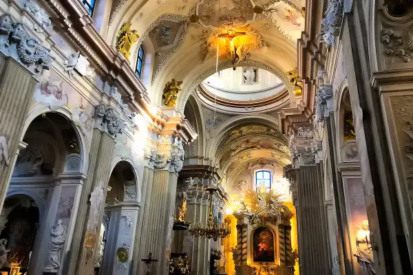 Wnętrze jednego z krakowskich kościołów zachwyca barokowym przepychem. Złote anioły, malowidła i bogato zdobione sklepienia tworzą niepowtarzalny klimat.