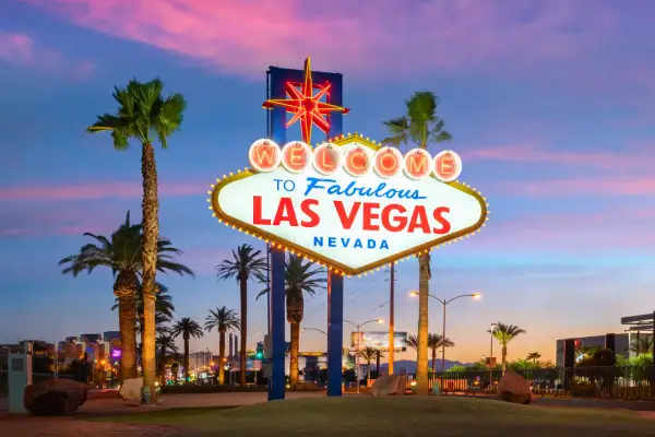 Od Las Vegas do ekranu smartfona: jak rozrywka stacjonarna wpłynęły na projektowanie cyfrowe