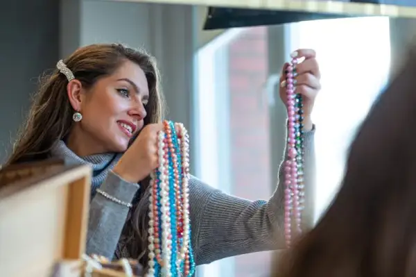 Jak sprzedać biżuterię handmade? Przewodnik po platformach i formalnościach