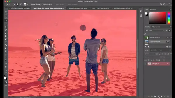 Un groupe d'amis joue au volleyball sur une plage, le ciel est d'un rose vif. L'outil sélection rapide de Photoshop est utilisé pour isoler le sujet.