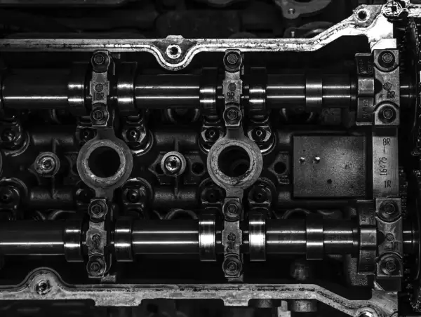 Detaljerad vy av en cylinder motor med kamaxlar och ventiler.
