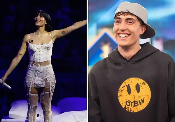Aitana canta en el escenario con un traje blanco y su novio, Sebastián Yatra, sonríe con una gorra gris.
