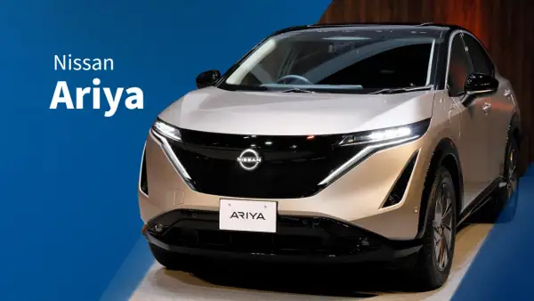 El elegante Nissan Ariya, un SUV eléctrico con un diseño futurista, se presenta en un tono champagne metálico.