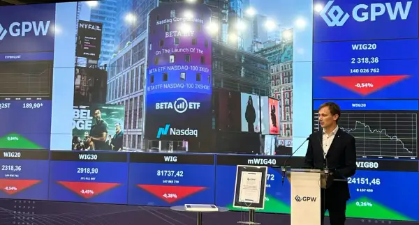 Prezentacja na GPW z informacjami o ETFach, w tym o BETA ETF NASDAQ-100. W tle widać ekrany z danymi giełdowymi.