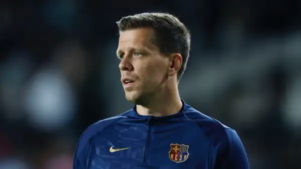 Bramkarz FC Barcelona w granatowej bluzie treningowej z herbem klubu.