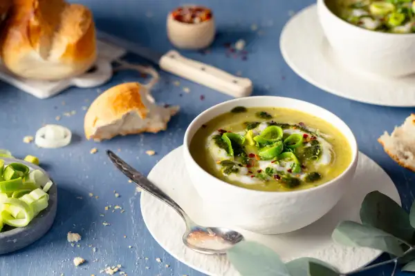 Cremige Lauchsuppe mit Kräuteröl und frischem Brot. Ein köstliches Lauchsuppe Rezept für kalte Tage.