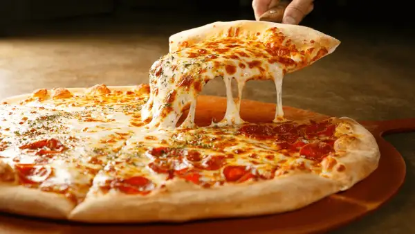 Pyszne, ciągnące się serowe ciasto na pizzę, idealne do domowego wypieku. Jak zrobić ciasto na pizzę?