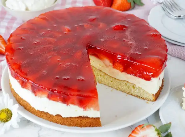 Ein saftiger Erdbeerkuchen mit Sahne und rotem Tortenguss, perfekt für jedes Erdbeerkuchen Rezept.