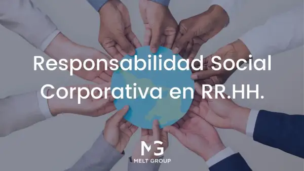 Manos de diversas personas sostienen un globo terráqueo de papel, simbolizando una empresa socialmente responsable comprometida con el mundo.