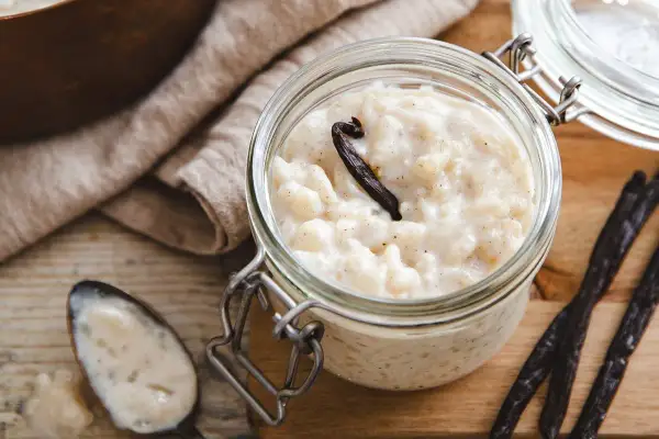 Un pot de riz au lait au four, crémeux et parfumé à la vanille, prêt à être dégusté.