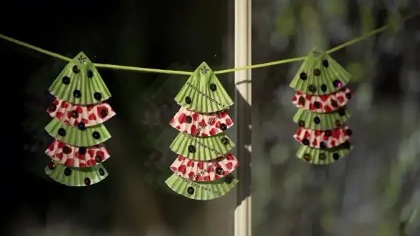 Choinka DIY z dziećmi: Proste pomysły na wspólne święta