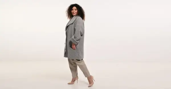 Elegancka, szara kurtka damska wiosenna, duże rozmiary. Modelka prezentuje wygodny krój i stylowe detale.