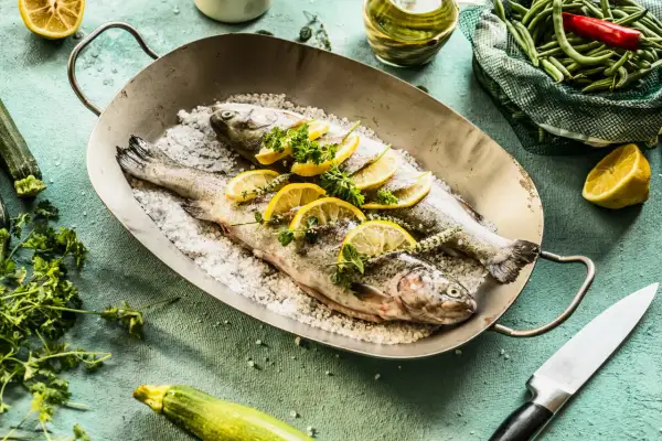 Jak usmażyć pstrąga w piekarniku, aby był soczysty i aromatyczny?