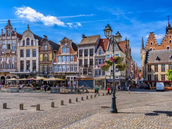 Urokliwy rynek z zabytkową architekturą, idealny na tanie wycieczki 3 dniowe.