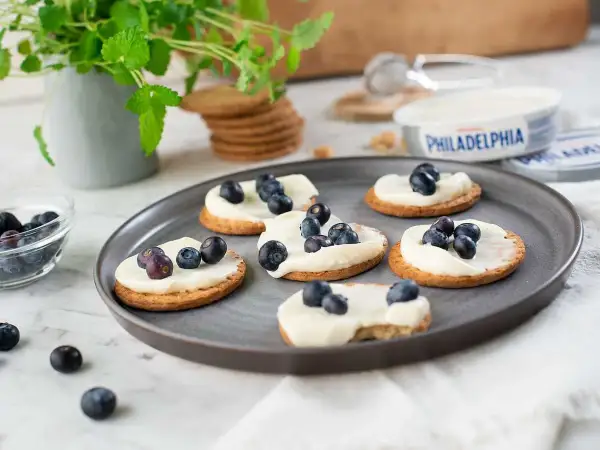 Små kex med krämig tårtfyllning vit choklad philadelphia och färska blåbär. Enkel och god fika!