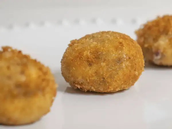 Croquetas doradas y crujientes, perfectas para conocer las medidas exactas de masa croquetas.