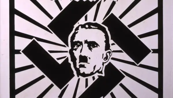 Schwarz-weiße Grafik mit Adolf Hitler im Zentrum, umgeben von einem stilisierten Hakenkreuz. Ein Symbol, das an ein Brettspiel erinnert, das durch Kampf zum Sieg führt.