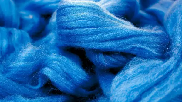 Leuchtend blaue Fasern, bereit für die Modal Herstellung. Ein Blick auf die Rohmaterialien, die für weiche Stoffe verwendet werden.