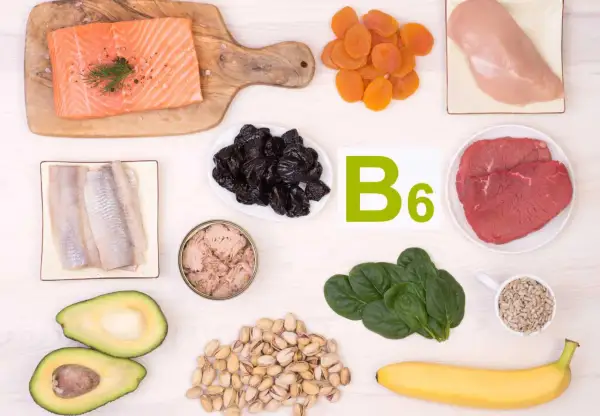 Fonti di vitamina B6: salmone, pollo, manzo, spinaci, avocado, banane, prugne, albicocche, aringhe, tonno, pistacchi e semi di girasole.