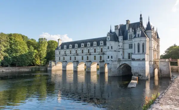 Le Château de Chenonceau, un joyau parmi les châteaux de la Loire à visiter absolument, s'étend gracieusement sur le Cher.