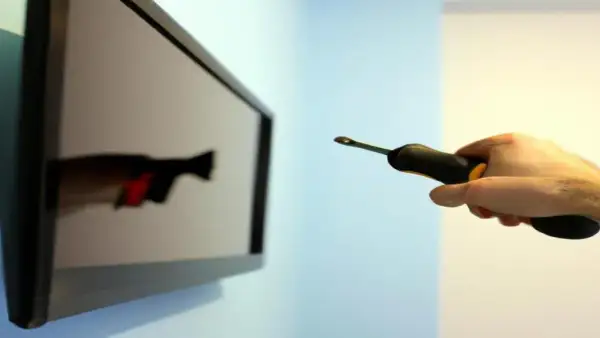 Zdejmij TV z uchwytu ściennego: Krok po kroku i bez ryzyka