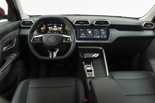 Interni moderni dell'MG ZS con volante multifunzione, cruscotto digitale e ampio touchscreen centrale.