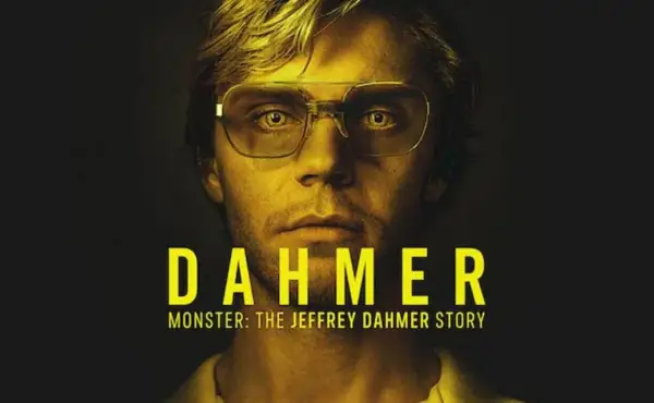 Plakat serialu "Dahmer – Potwór: Historia Jeffreya Dahmera" z Evanem Petersem w roli głównej.