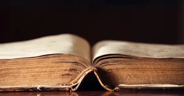 Stary, pożółkły tom księgi otwarty na środku, przypominający o tym, kiedy powstał Stary Testament.