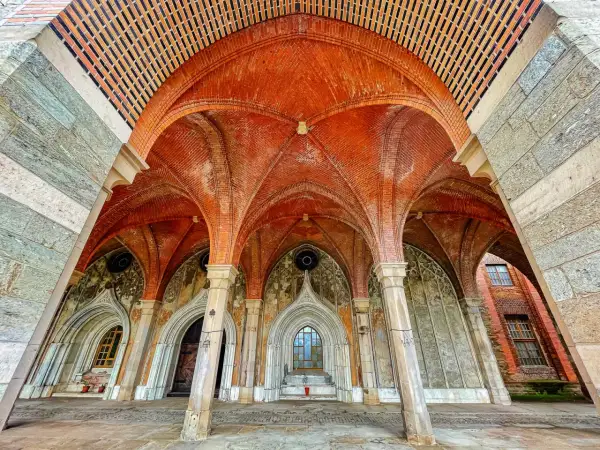 Gotyckie sklepienia i kamienne kolumny tworzą unikalne **kamieniec ząbkowicki atrakcje**. Wspaniała architektura zaprasza do odkrywania historii.