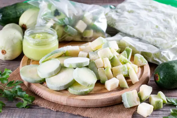 Mrożone cukinie w kawałkach i plastrach, a także puree w słoiczku. Tak, cukinie można mrozić, by cieszyć się nimi przez cały rok.