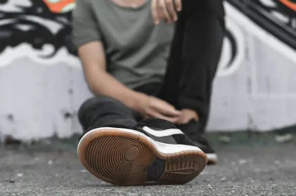 Scarpa da skate con suola consumata, tipica di chi fa street art e cammina molto.
