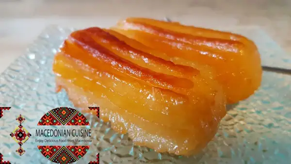 Dolci tulumba dorati e lucidi, pronti per essere gustati. Una deliziosa ricetta da provare!