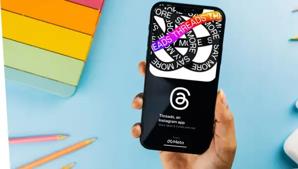 Telefon z aplikacją Threads, która pozwala dzielić się pomysłami i trendami. Co to Threads? To nowa platforma od Meta.
